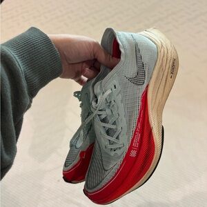 Nike air zoom. Size 6 but I’m a 7.5 and they fit perfect. EUR 38.5.